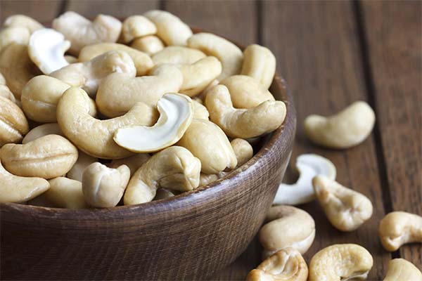 How to introduce cashews into a breastfeeding mother's diet