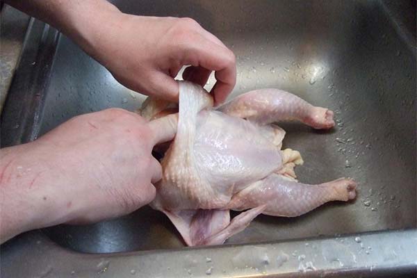 Jak stáhnout kuře z kůže
