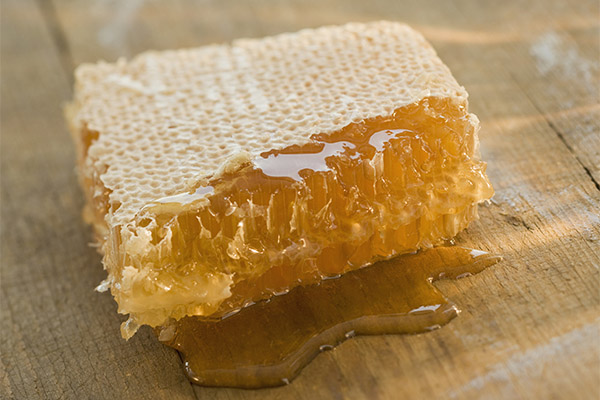 Le miel dans le rayon de miel