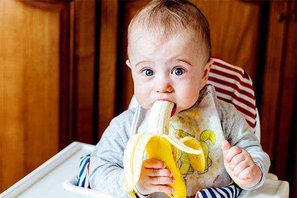 Kan jeg give min baby bananer med diarré?