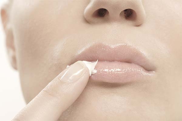 唇のひび割れに効果的なケア方法