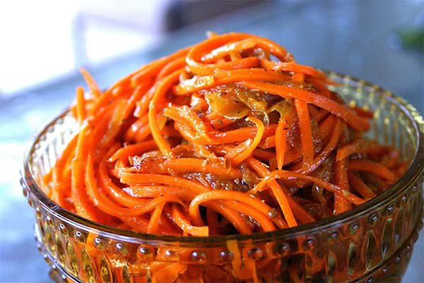 Wie man Karotten auf koreanische Art zubereitet