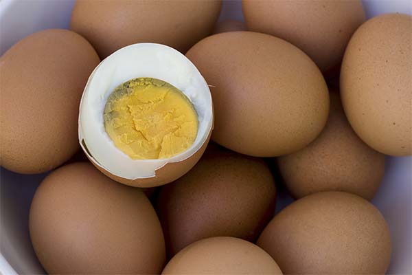 Wie man ein rohes Ei von einem gekochten Ei unterscheidet