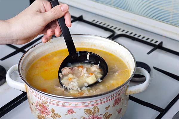 Wie man überschüssiges Salz aus der Suppe entfernt