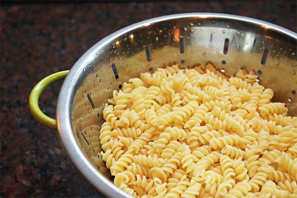 Sådan koger du pasta uden at den klistrer