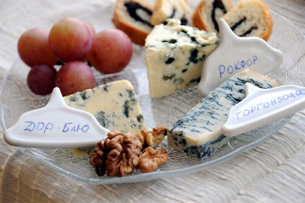 How gorgonzola differs from dor-blue and Roquefort