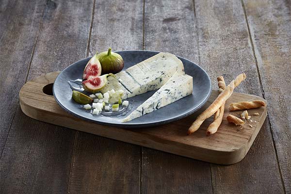 How and with what to eat gorgonzola