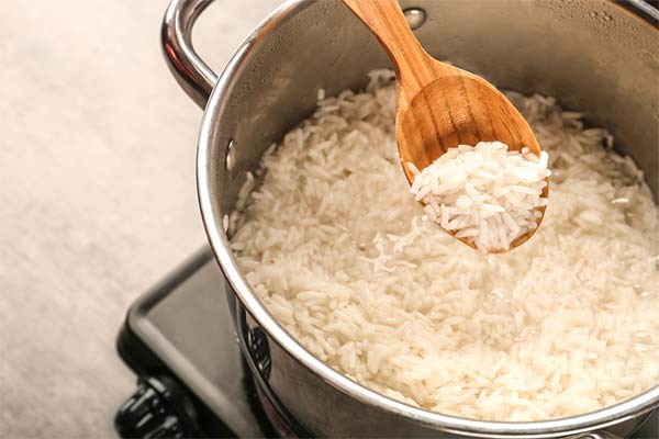 Wie man überversalzenen Reis wiederherstellt