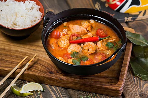 How to eat Tom Yum with rice
