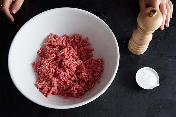 Wie man Hackfleisch für Koteletts richtig salzt