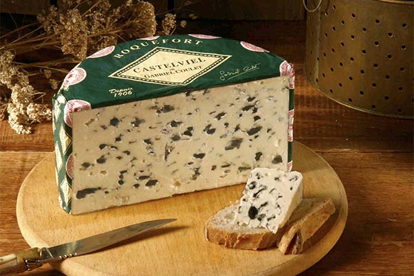 How to choose and store Roquefort cheese