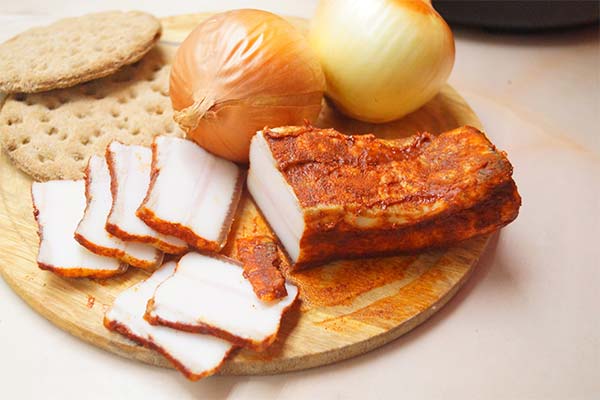 Sådan fjerner du overskydende salt fra røget bacon