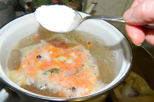 Sådan fjerner du overskydende salt fra forskellige typer suppe