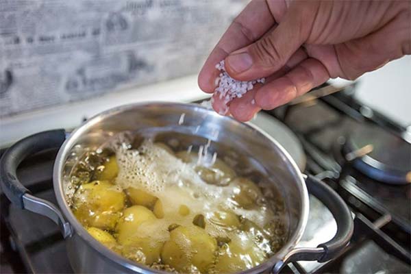 Sådan fjerner du overskydende salt fra kogte kartofler