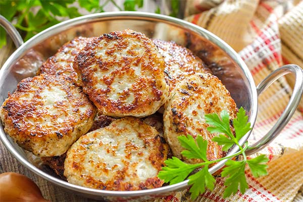 What ingredients make the cutlets juicy and delicious
