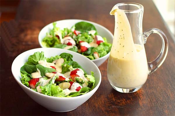 Avec quoi assaisonner une salade au lieu de la crème aigre ?