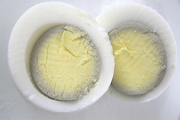How to tell if a hard-boiled egg is bad