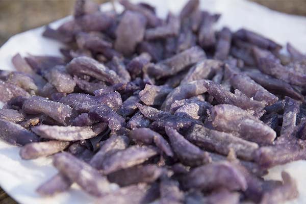 Pommes de terre violettes frites