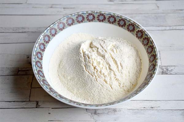 How to Sift Flour Without a Sieve