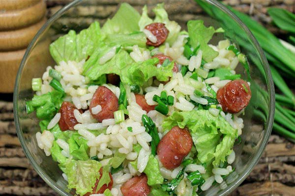 Salade de riz au rampson et à la saucisse