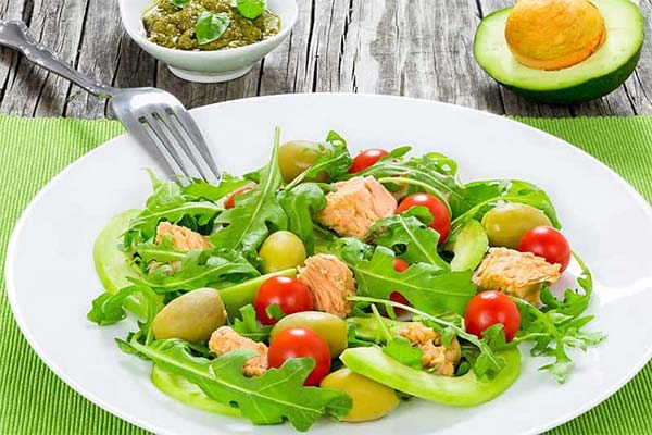 Salat mit Ruccola, Thunfisch und Avocado