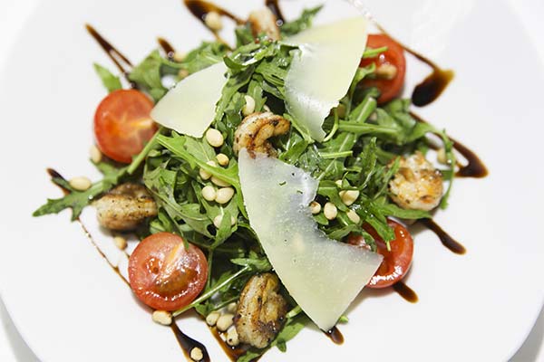 Salad with shrimp, arugula and pine nuts