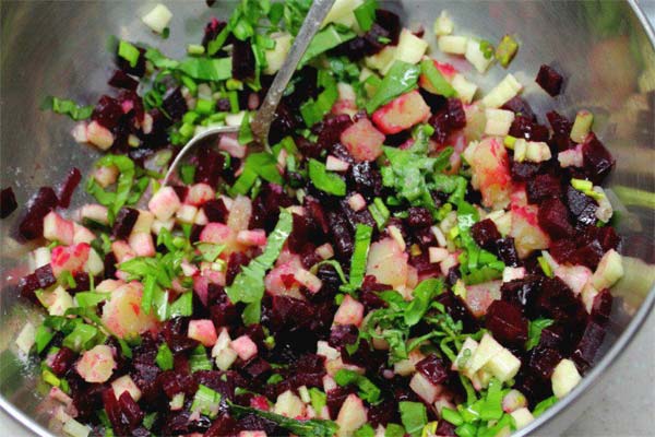 Salat med syltede ramsløg og rødbeder