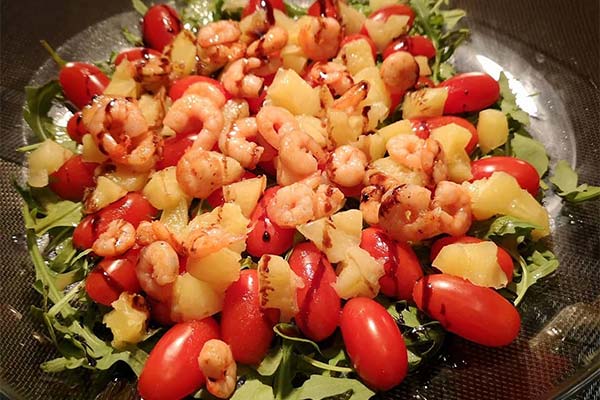 Salad with ruccola, shrimps and pineapple