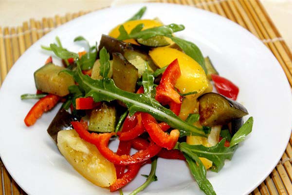 Salat med ruccola, rejer og aubergine