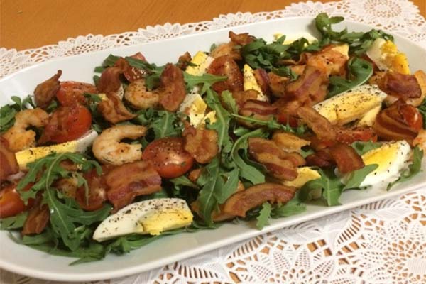 Salad with ruccola, shrimps and bacon