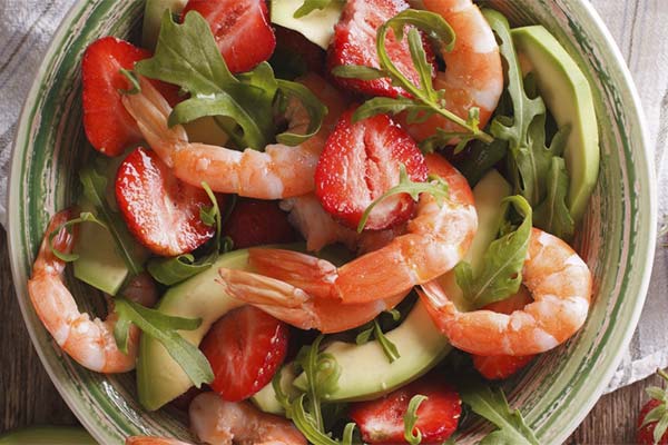 Salad with ruccola, shrimps and strawberries