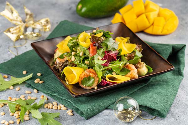 Salat med ruccola, rejer og mango
