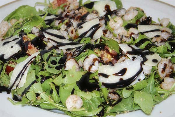 Salad with arugula, shrimps and almonds