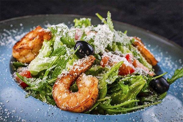 Salad with ruccola, shrimps and olives