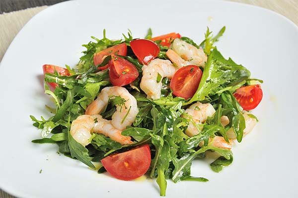 Salad with arugula, shrimp and cherry tomatoes