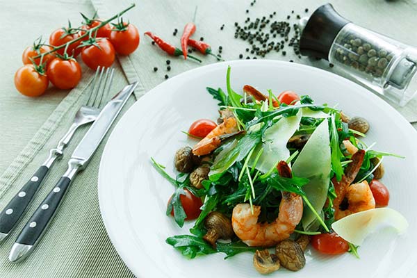 Salat med ruccola, rejer og champignon