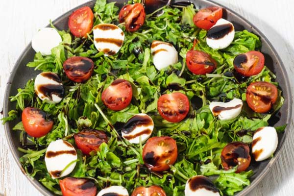 Salad with ruccola, cherry tomatoes and mozzarella