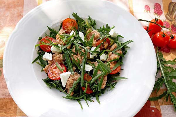 Salat med ruccola, tun og mozzarella
