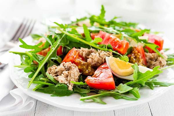 Salat mit Rucola, Thunfisch und Kirschtomaten