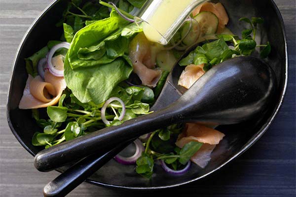 Salat med sorrel og laks
