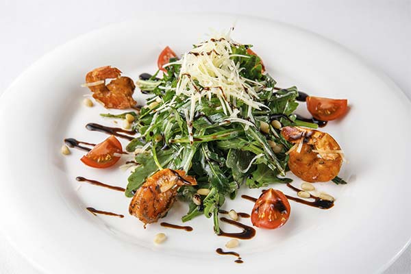 Salad with ruccola, parmesan and shrimps