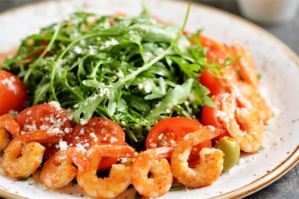 Warm salad with ruccola and shrimps