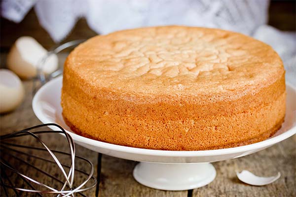 How and where to store sponge cake before assembling the cake