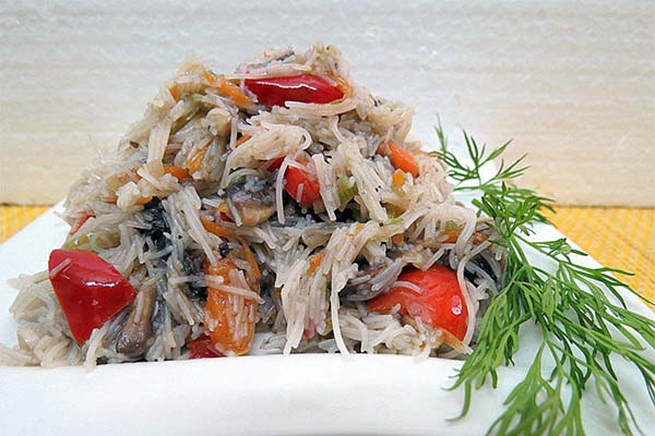 Rice noodles with mushrooms and vegetables