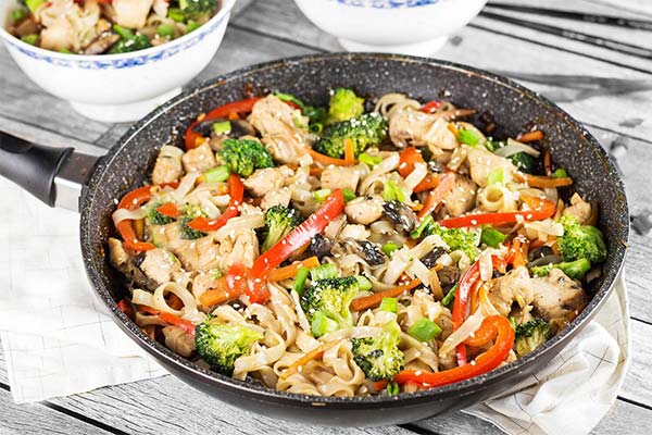 Nouilles de riz avec poulet et légumes