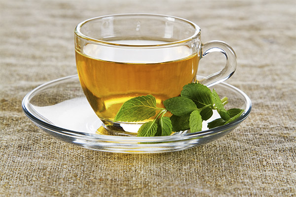 היתרונות והנזקים של התה עם הלימון