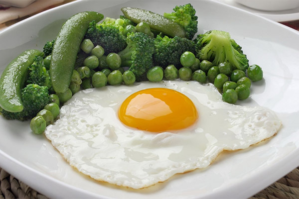 האם ניתן לאכול ביצים מטוגנות תוך כדי ירידה במשקל