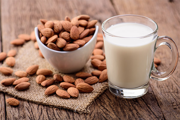 היתרונות והפגמים של חלב השקדים