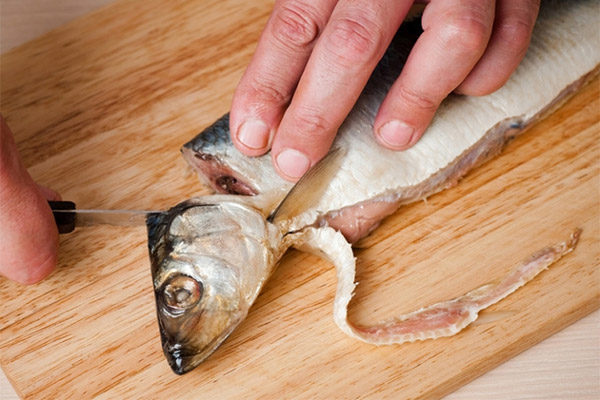 איך לנקות במהירות ולחתוך דג מלוח